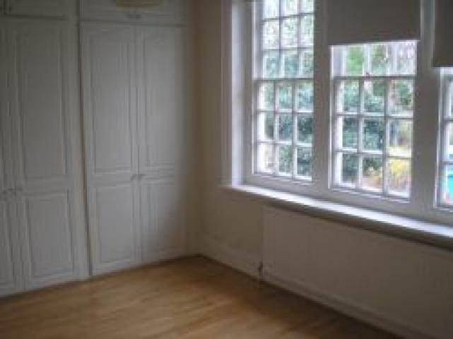 			VIEWINGS ARE ESSENTIAL!, 3 Bedroom, 1 bath, 1 reception Flat			 Bracknell Gardens, HAMPSTEAD NW3